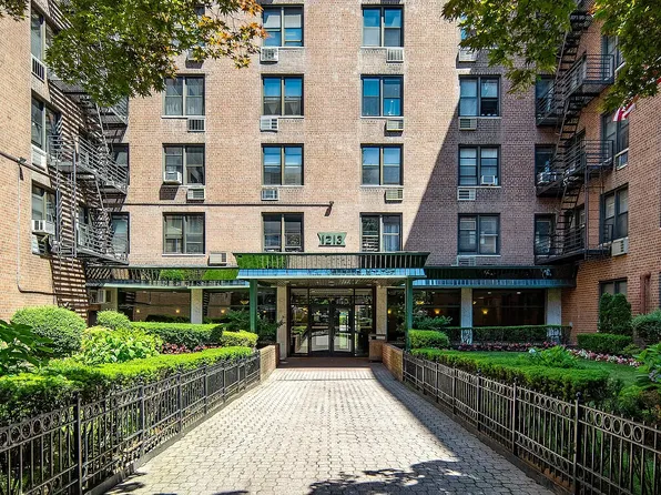 1237 Avenue Z image 1 of 6