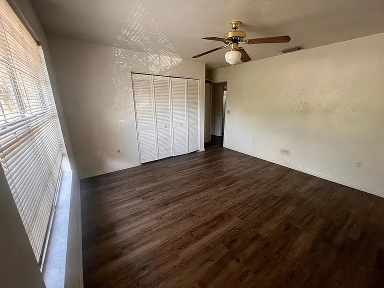 2907 SW 38th Pl — Photo 8