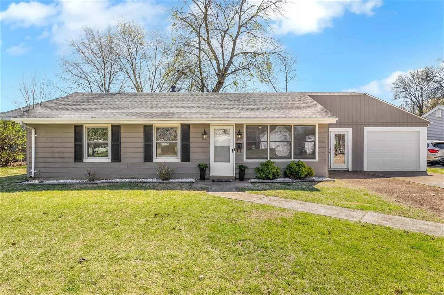 7852 Leona St photo 1
