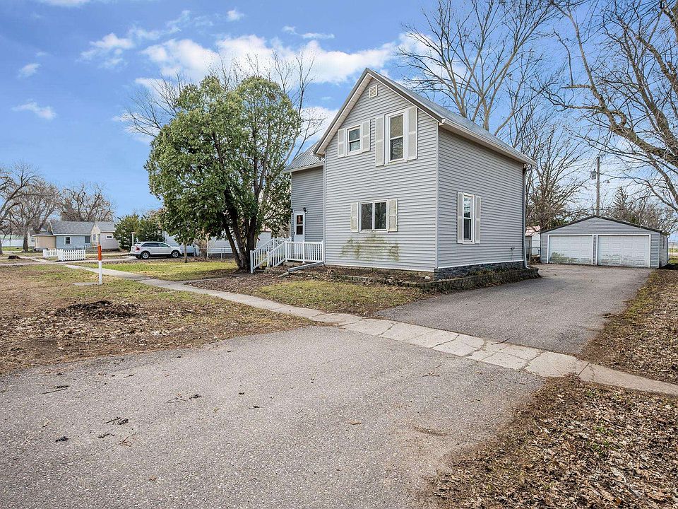 1st image of 408 1st Ave W