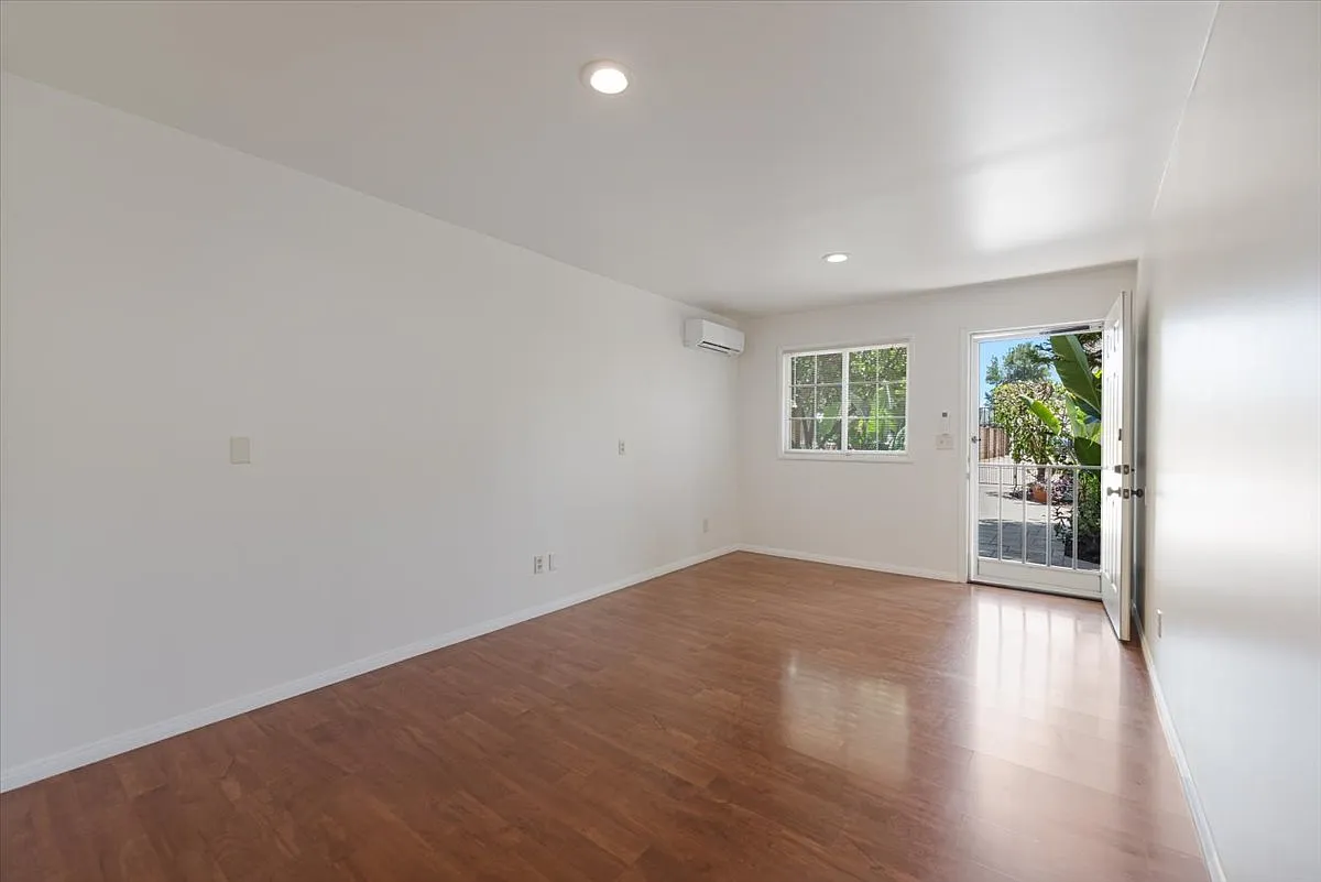 1 bed, 600 sqft, $1,990 — Photo 2