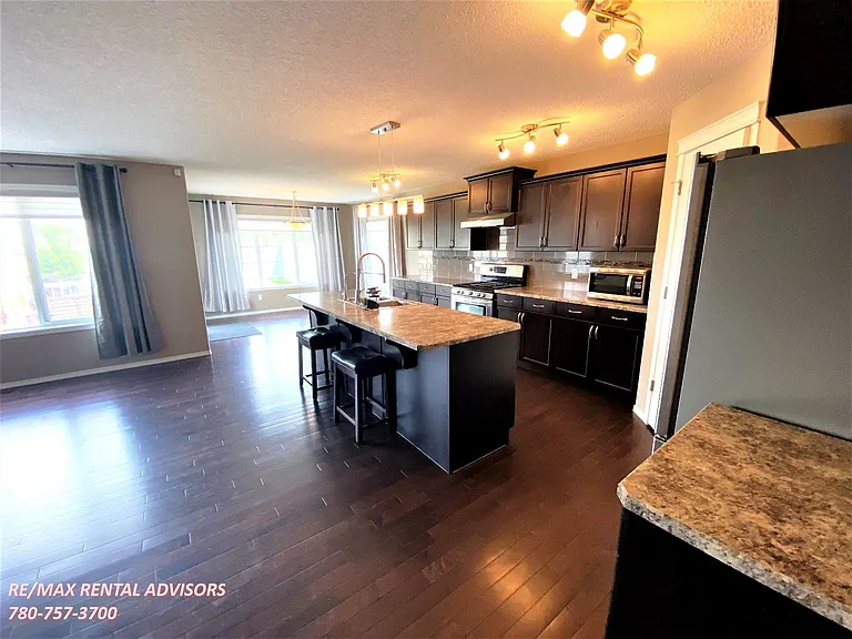 2531 Cole Cres SW — Photo 4