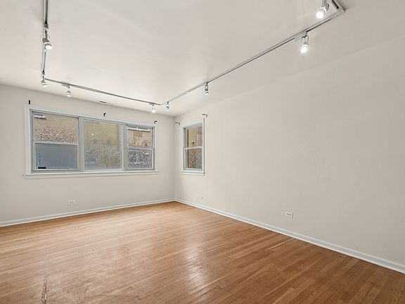 5th image of 1538 W Chase Ave APT 1N