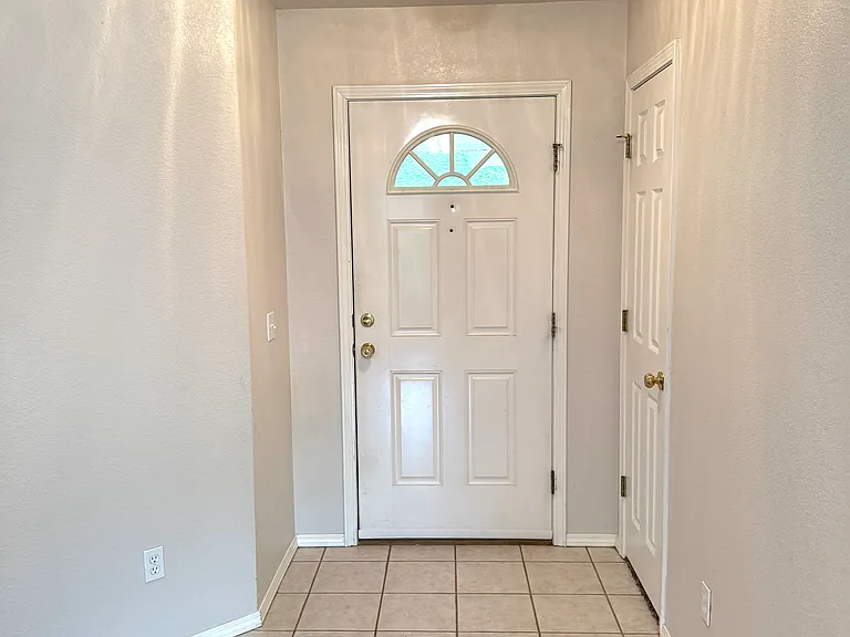 15 Pennine Ln — Photo 2