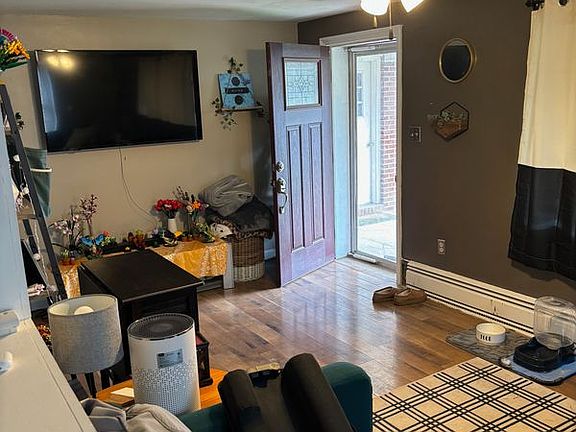 2nd image of 356 College St #B