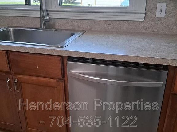 5th image of 922 Smith St