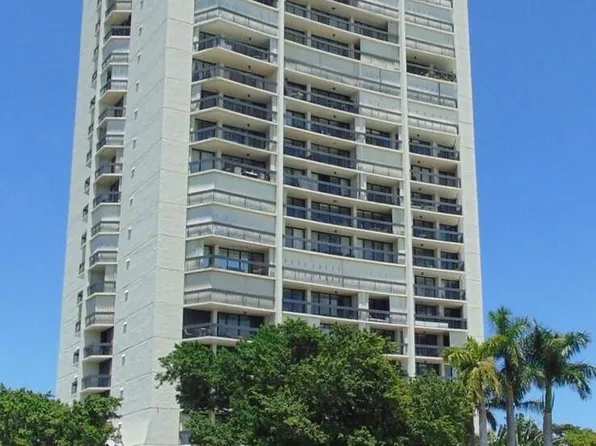 2000 Presidential Way, West Palm Beach, FL