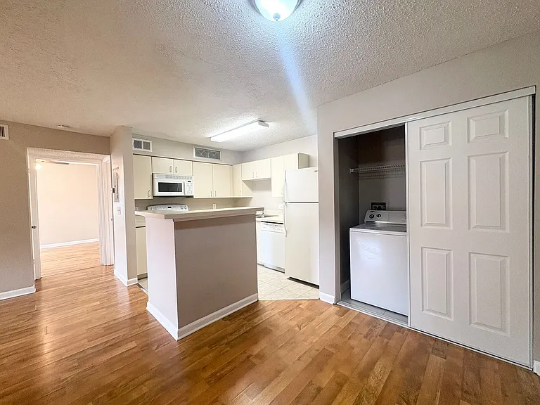 380 Lakepointe Dr #201 — Photo 7