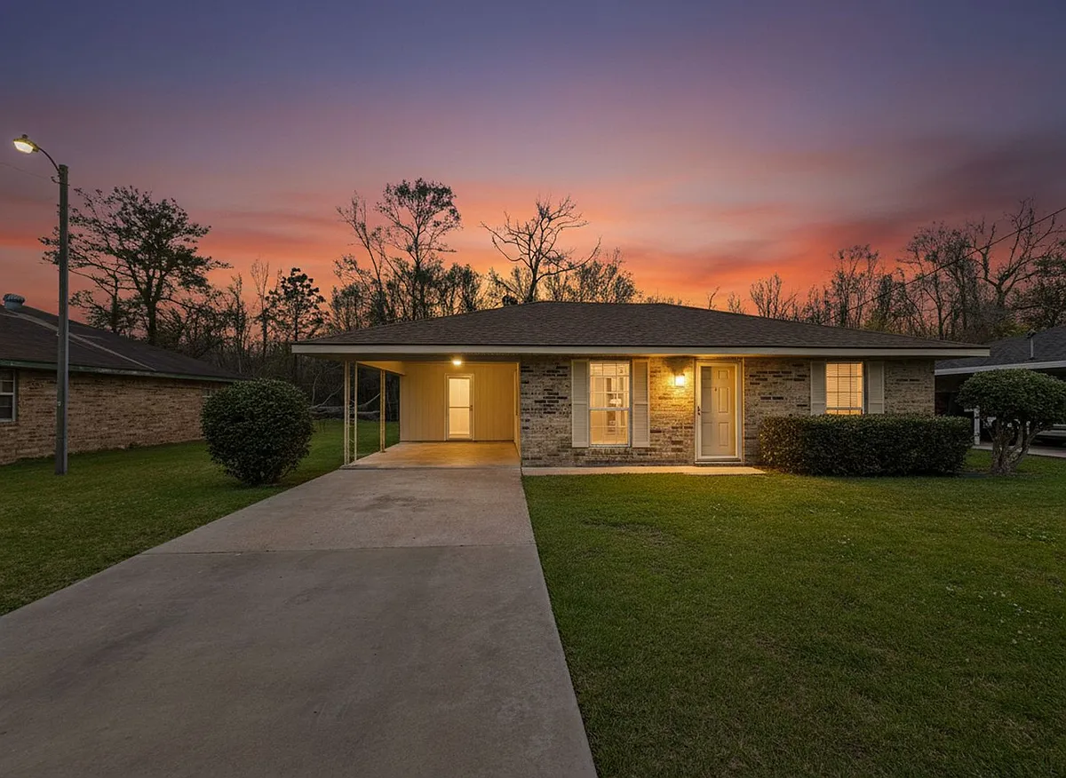 Building Photo - 906 Cecile Blvd