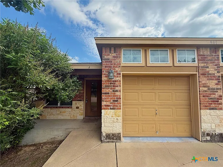 941 Pinewood Dr #A — Photo 1