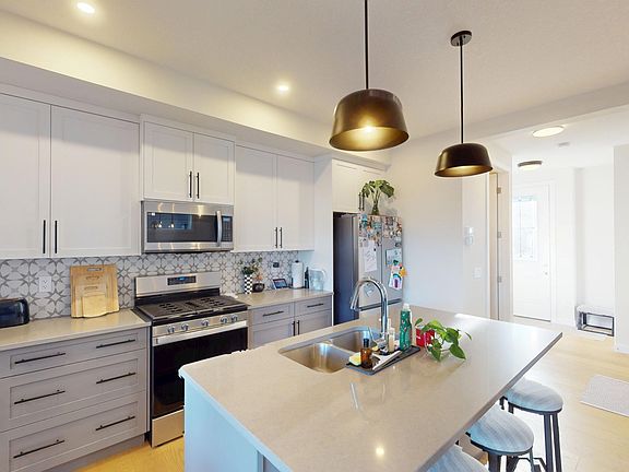 5th image of 880 Lawthorn Way SE