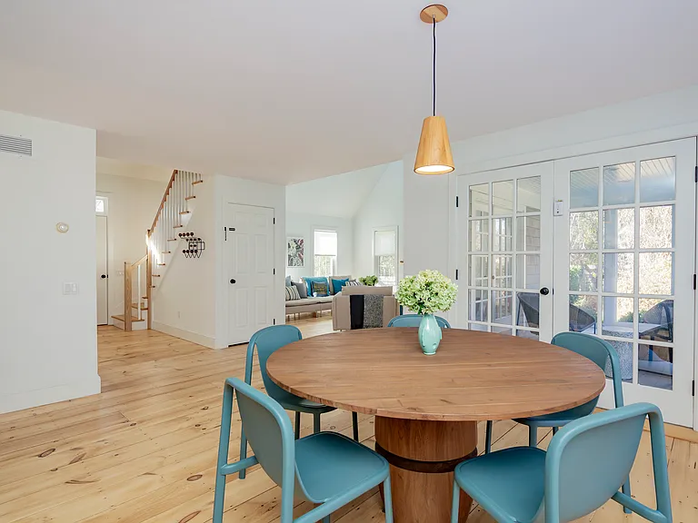 212 Meadows W — Photo 14