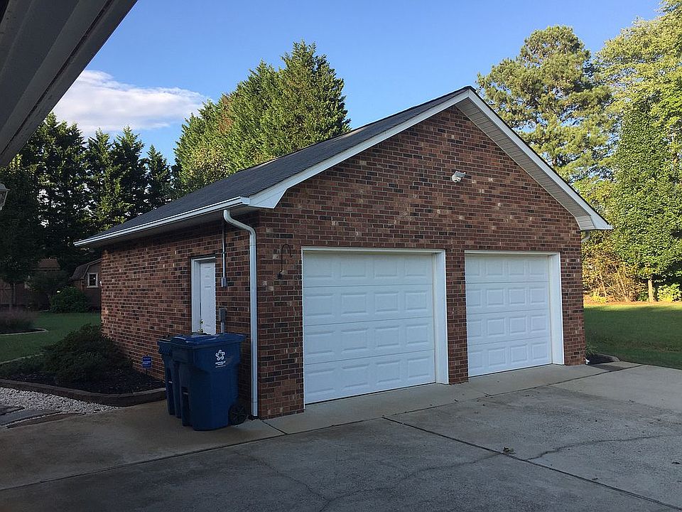 2nd image of 724 S Bunker Hill Rd