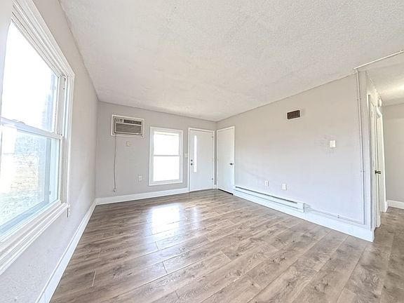 3rd image of 205 Owen St APT 5