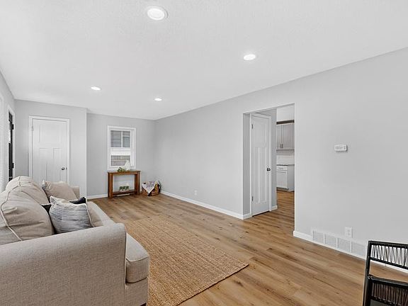 5th image of 427 21st Ave SW