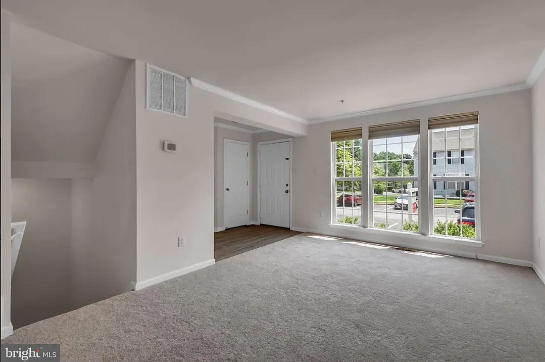 702 Horse Chestnut Ct — Photo 3