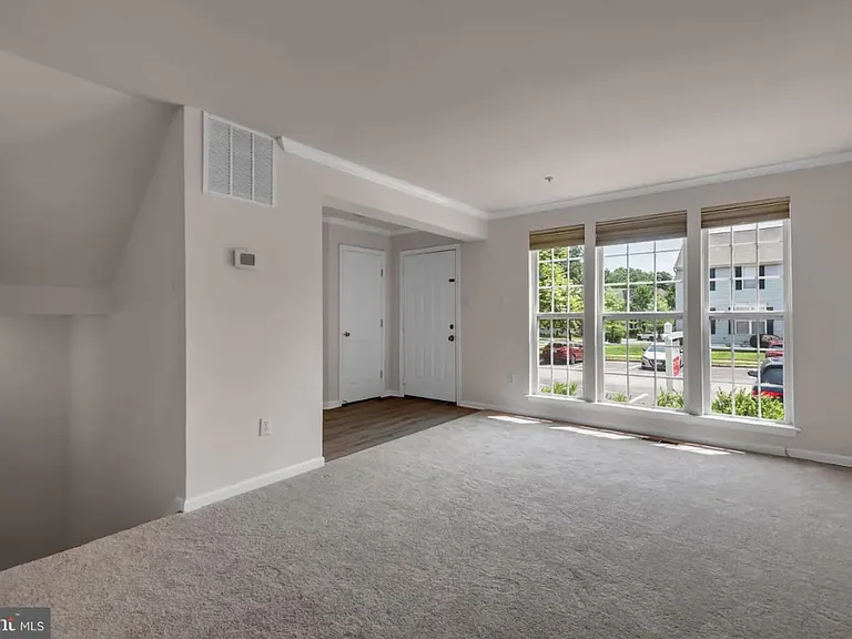 702 Horse Chestnut Ct — Photo 3