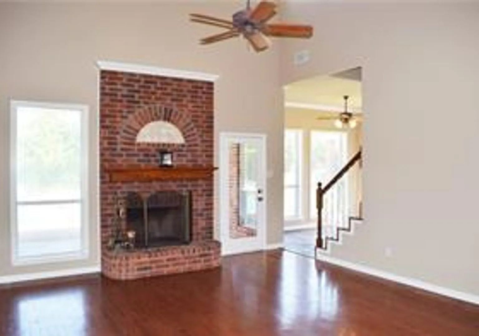 Custom-Built Home with Spacious Living Areas, Workshop & Pool — Photo 3