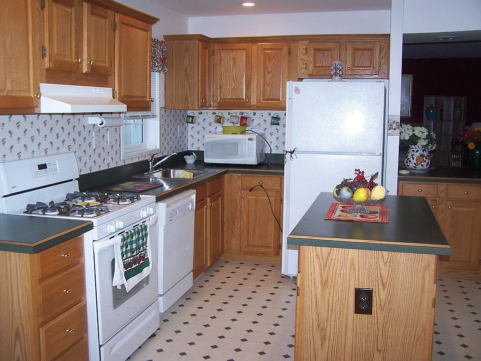 BRIGHT KITCHEN W/ISLAND
