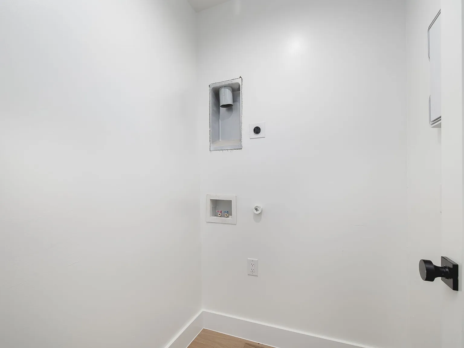3 bed, 3.5 bath, 2011 sqft, $3,995 — Photo 2