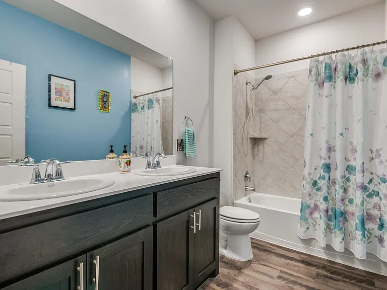 2152 Miramar Dr — Photo 2
