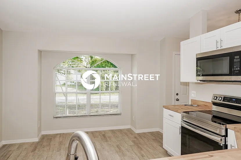 1722 Elmhurst Cir S E — Photo 3