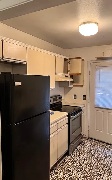 Kitchen .. all appliances work. Direct access to fenced in back yard.