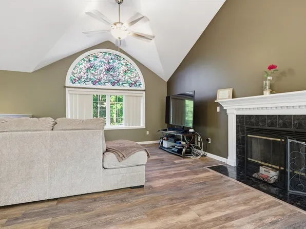 37 Moreland Green Dr, Worcester, MA 01609