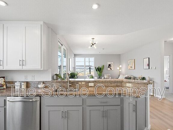 4th image of 501 Crescent Way