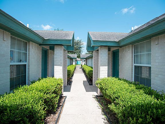 3rd image of 1106 Lexington Cir APT D