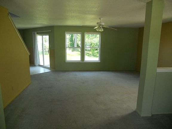 3rd image of 1384 Castleford Ln