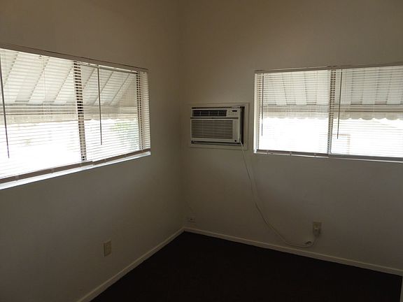 4th image of 912 W Russell Pl #4