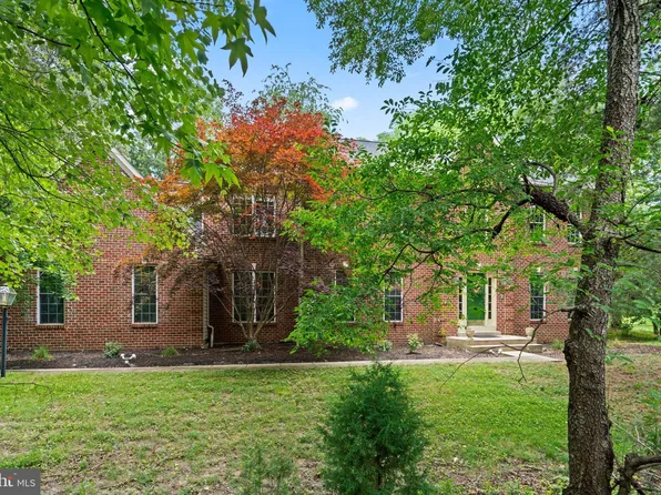 8360 Forest Glen Dr, Pasadena, MD 21122