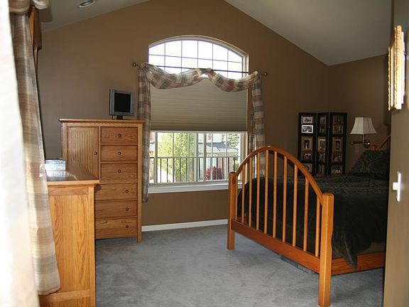 3rd image of 5753 Versailles Ave