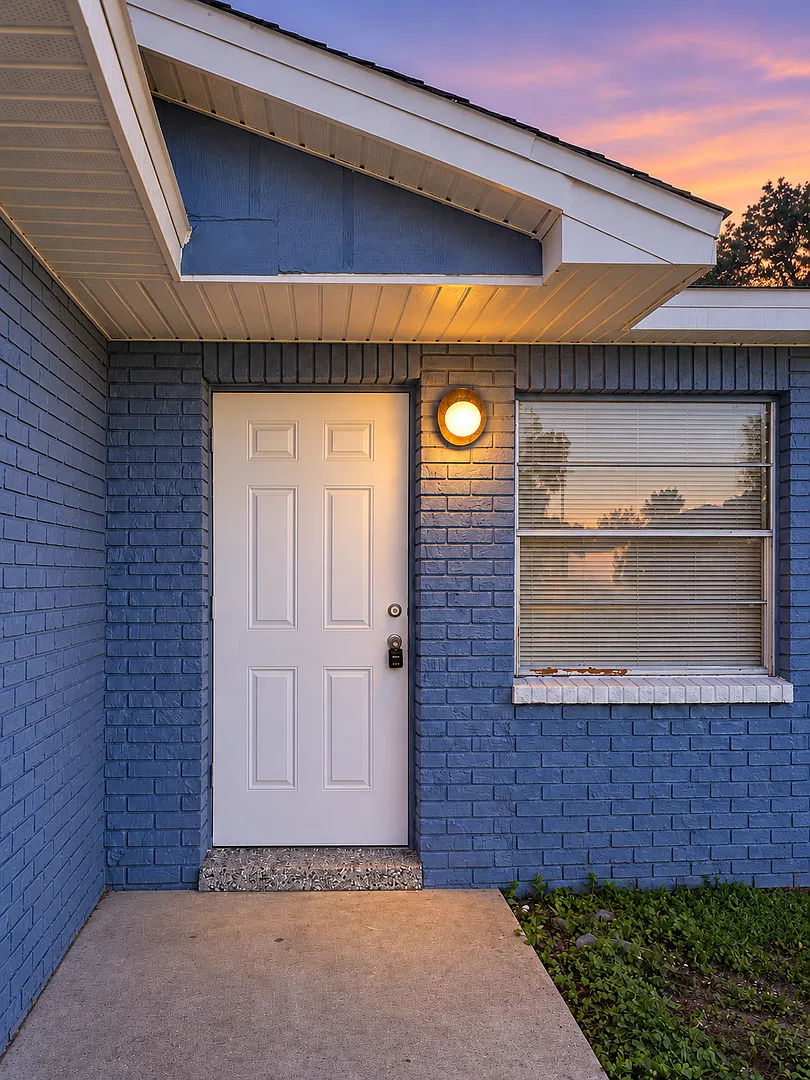 3-Bedroom Single Family Home with Private Fenced Yard — Photo 2