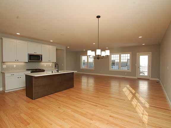 4th image of 15 Chesterfield Lane #8A