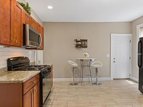 4th image of 258 Shirley St #1