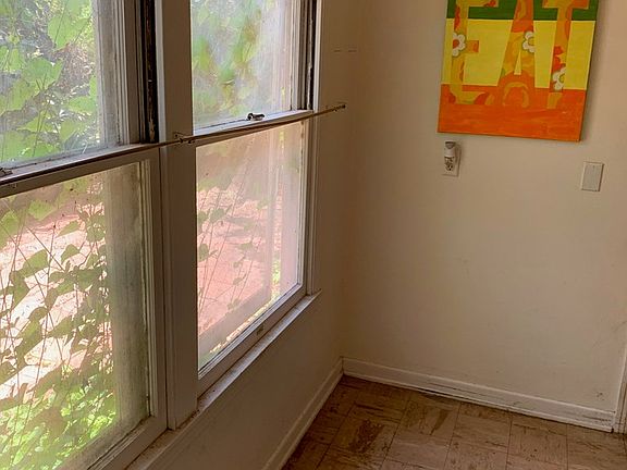5th image of 829 E Garden St