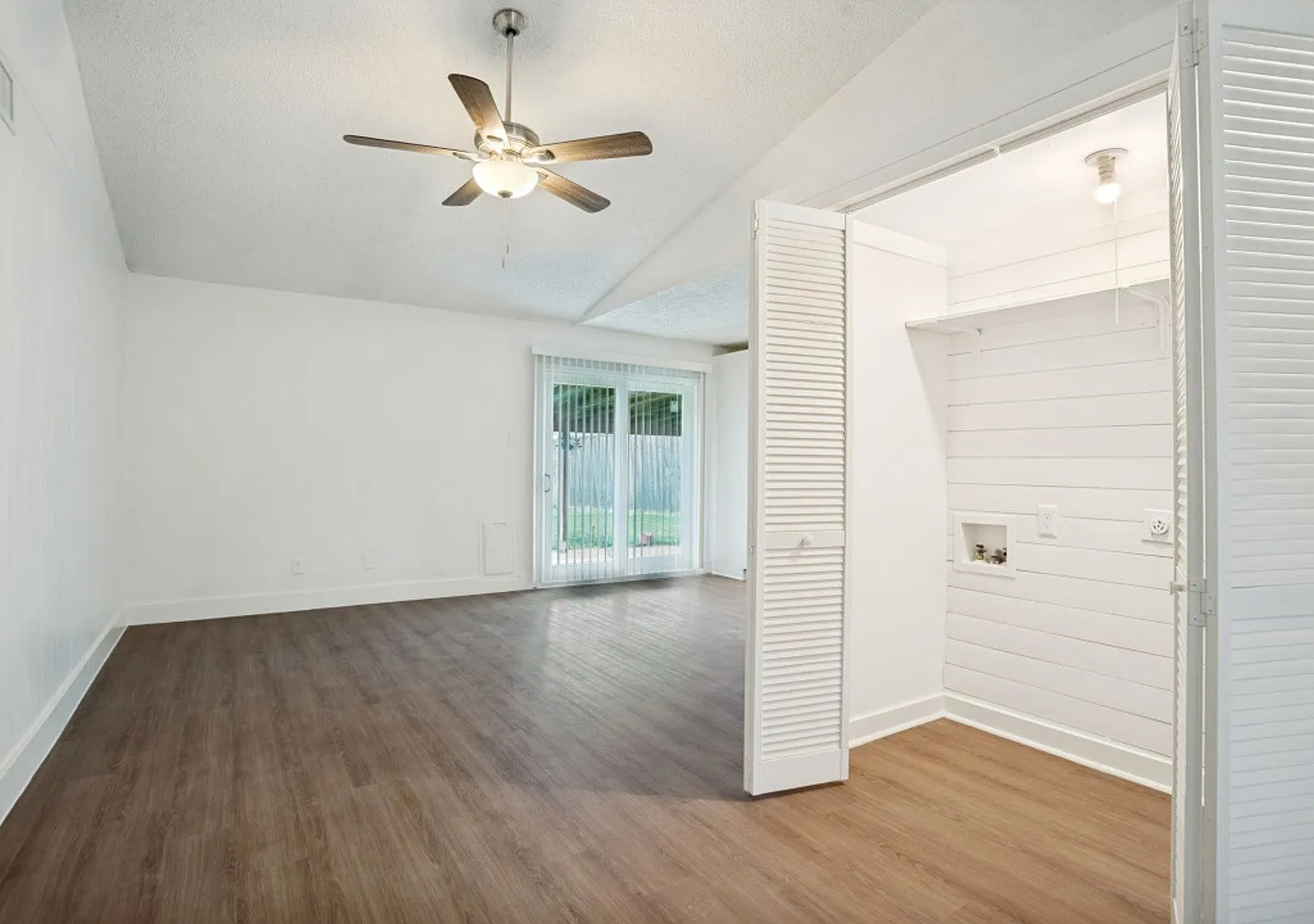 Freshly Renovated 3 Bedroom House in Plano! — Photo 3