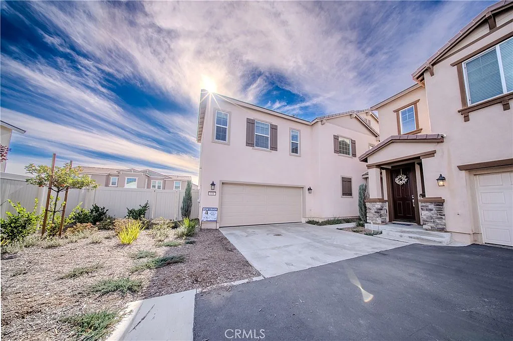 4 bed, 2004 sqft, $3,280 — Photo 1