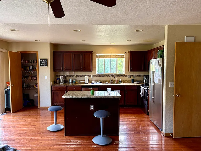 2551 E 110th Ave — Photo 32