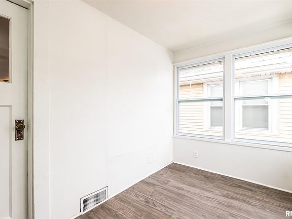 3rd image of 1009 E Lake Ave