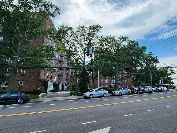 2nd image of 5440 Little Neck Pkwy APT 6J