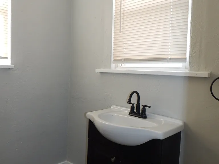210 Roslyn Ave NW — Photo 16
