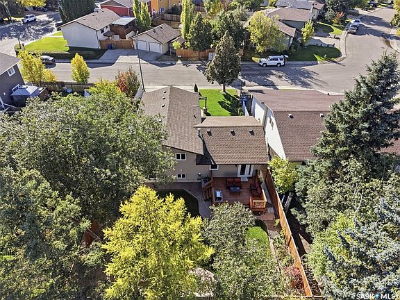 3rd image of 62 Chomyn Crescent