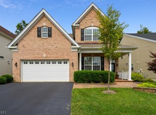 24 Bellingham Dr, Kendall Park, NJ 08824