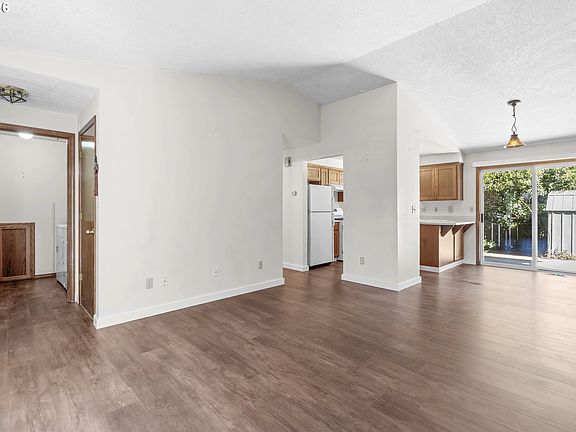 5th image of 219 E Mission Dr