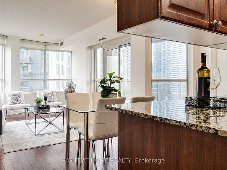 310 Burnhamthorpe Rd W #1713 — Photo 27