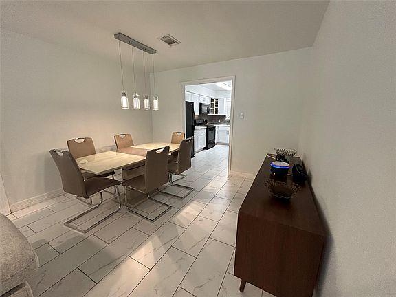 4th image of 202 W Tri Oaks Ln APT 202