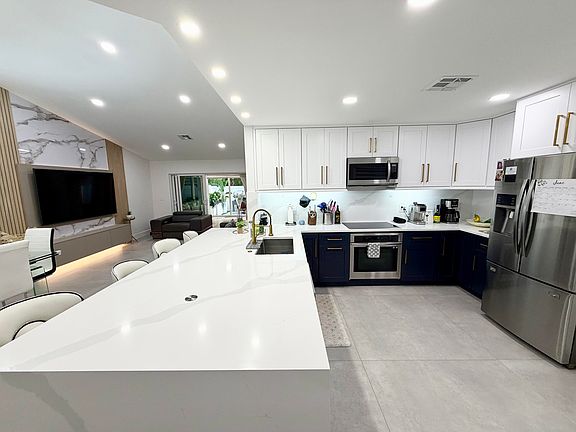 3rd image of 4929 W Lakes Dr
